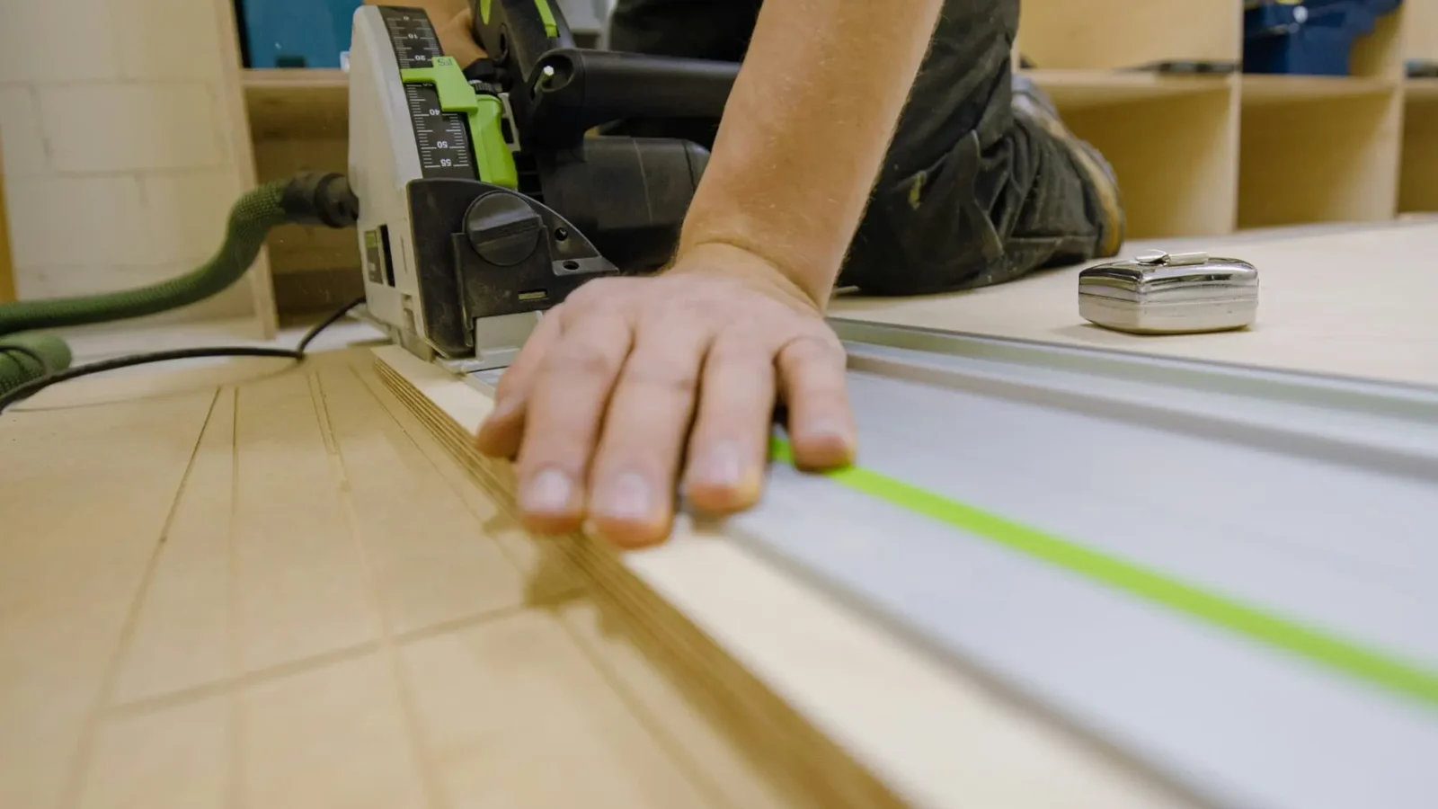 Sega a Tuffo con Guida: Come Ottenere Tagli Precisi su Pannelli di Legno