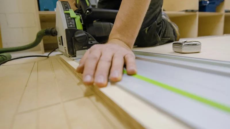 Sega a Tuffo con Guida: Come Ottenere Tagli Precisi su Pannelli di Legno